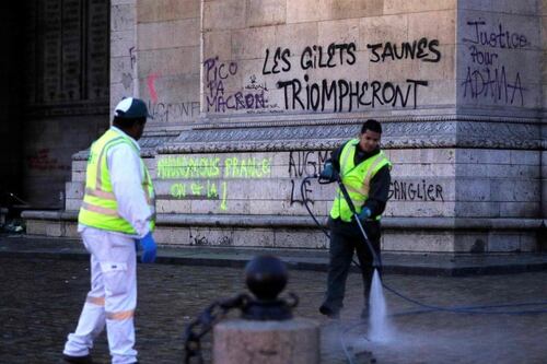 Parigi si blinda per i gilet gialli: chiusi Louvre e Tour Eiffel
