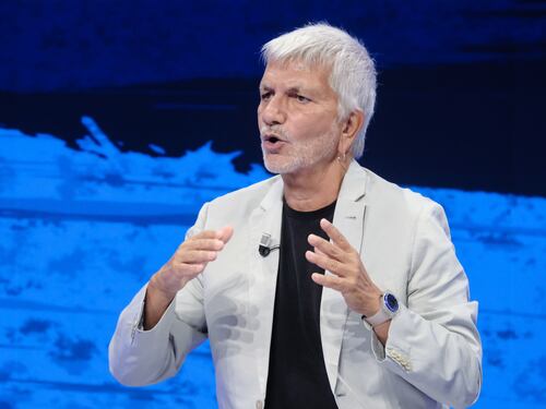 Puglia, il ritorno di Vendola e l’assalto alle tv. Pd e M5S già protestano: così non va