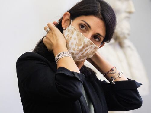 Roma, incredibile Virginia Raggi: appalti a ditte esterne per mettere etichette e ordinare la cancelleria