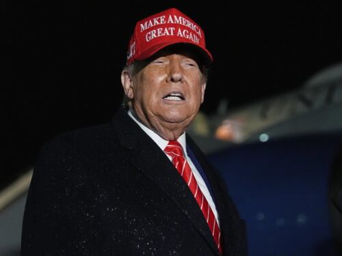 Dazi, Trump firma per alzare al 50% i dazi su alluminio e acciaio