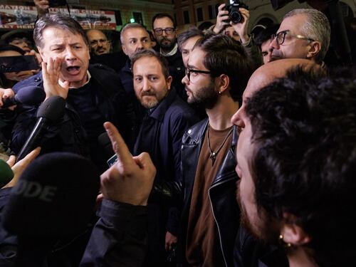 Viminale, Conte protesta e viene contestato: "Mi hai spaccato la testa"