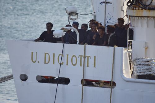 Nave Diciotti, sbarcati i 27 minorenni. Salvini: "A bordo sono tutti illegali"