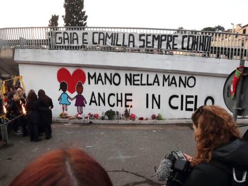 Incidente Corso Francia, fiaccolata per Gaia e Camilla tra le lacrime