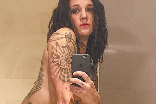 Il comico Jeff Leach: "Mi mandò video in topless"