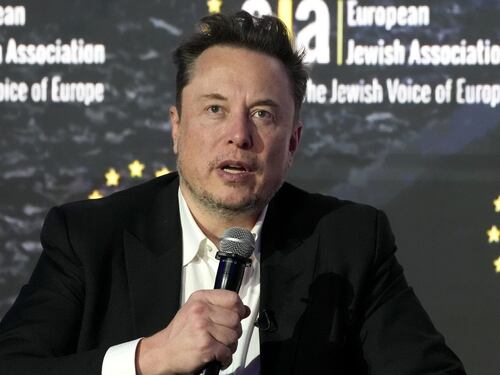 Musk in visita ad Auschwitz: così cerca di allontanare le accuse di antisemitismo