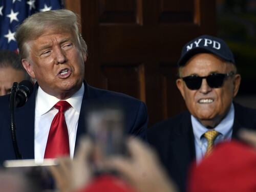 Ballano ancora 600mila voti. L'arma di Trump "barricato" alla Casa Bianca