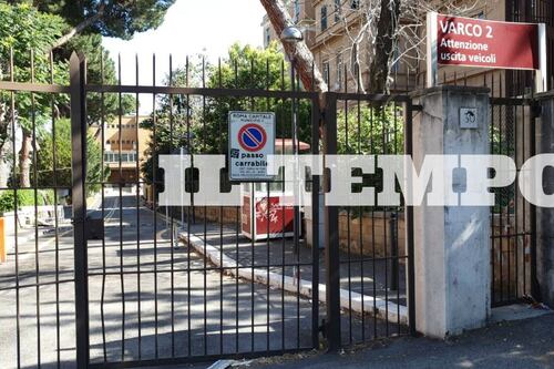 Scavalca il cancello per entrare al rave. Morto il ragazzo ferito alla Sapienza