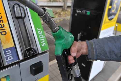 La "verde" 100 euro, il diesel quasi 300. Ecco quanto costerà all'italiano il caro benzina in un anno
