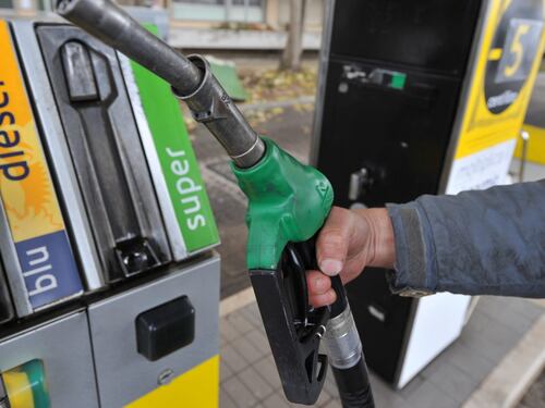 La "verde" 100 euro, il diesel quasi 300. Ecco quanto costerà all'italiano il caro benzina in un anno