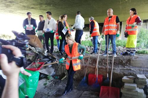 La Meloni prende la pala contro il degrado del Tevere