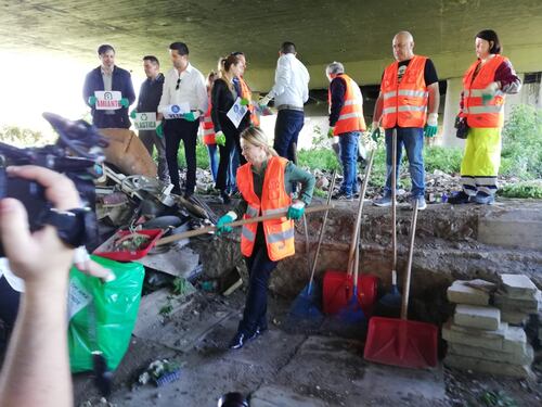 La Meloni prende la pala contro il degrado del Tevere