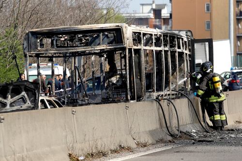Autista senegalese sequestra bus con 51 studenti e gli dà fuoco: "Basta morti nel Mediterraneo"