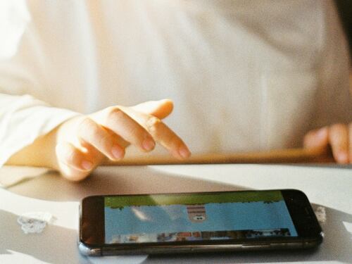 Scuola, stop totale ai cellulari in classe fino alle medie e ritorno del diario: la svolta di Valditara