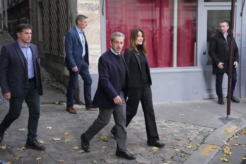 Francia, Nicolas Sarzozy va in carcere. Carla Bruni lo accompagna