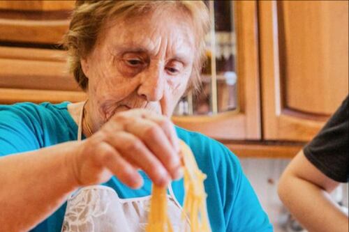 Ecco Nerina, la nonna che insegna l'arte della pasta agli stranieri con Airbnb
