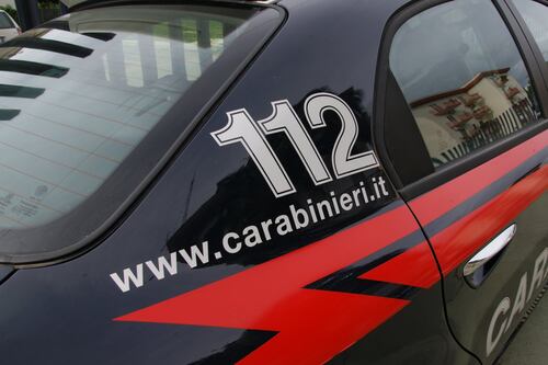 Nudo in auto con una bambina, prete rischia il linciaggio