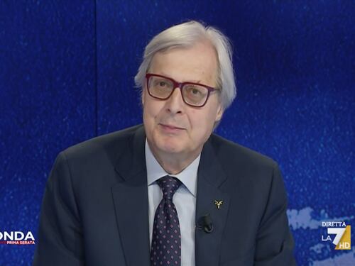 In Onda, Sgarbi paragona Grillo a Berlusconi e fa a pezzi Conte: “Il patto della spigola? Prova di sottomissione”