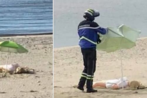 Pianta l'ombrellone e prepara tutto per il sole. Ma che sorpresa per la polizia