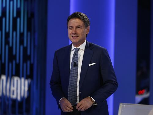 Giuseppe Conte in Parlamento “solo dalla porta principale”. Ecco qual è il trucco…