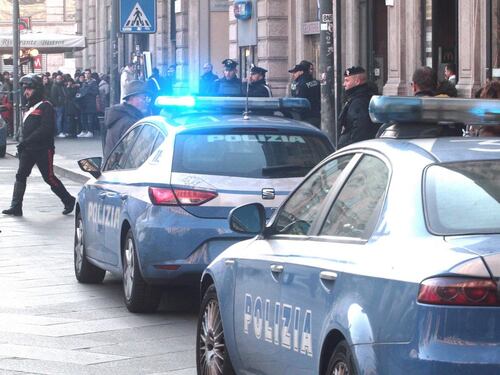 Milano, vigilante Mcdonald's accoltellato in pieno centro