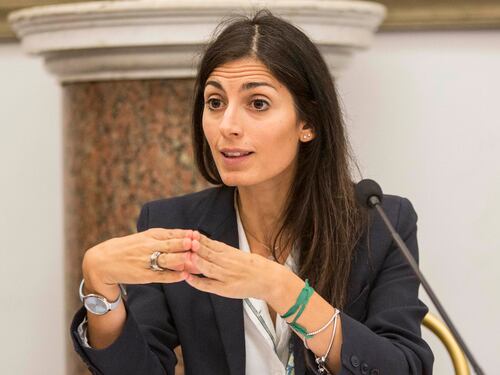 Raggi attacca il Pd. Ma fa un autogol