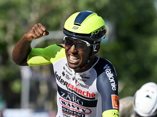 Ciclista eritreo si ferisce sul podio del Giro d'Italia con il tappo dello spumante