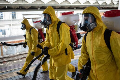 Coronavirus meno aggressivo. Perché litigano gli scienziati