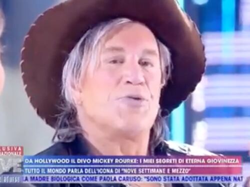 Mickey Rourke sfigurato e felice. Vaffa a Trump, d'Urso sotto choc