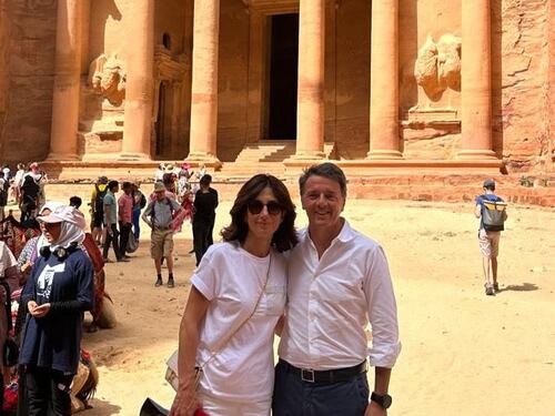 Matteo Renzi e Agnese al royal wedding in Giordania, la foto scatena i social