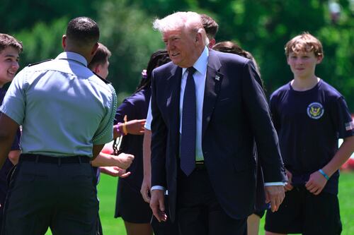 Iran, Trump alza il tiro: "Accordo o guerra". Poi sospende Project Freedom