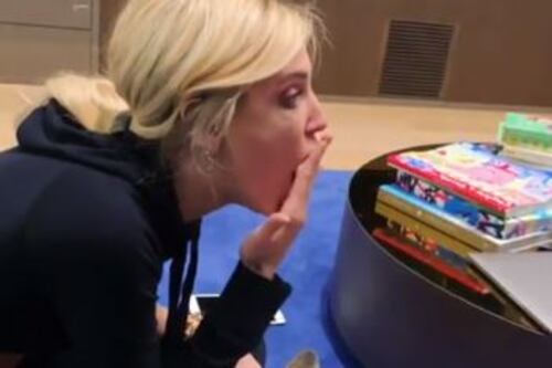 Chiara Ferragni e Fedez ce la mettono tutta. Guarda cosa insegnano al piccolo Leone