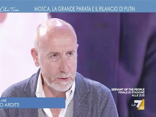 L’Aria che Tira, Roberto Arditti sbeffeggia la Russia: “Sanno fare meglio le parate della guerra”