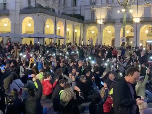 Luciana Lamorgese è diventata lo zimbello d'Italia: nel corteo scatta il "movimento ondulatorio"