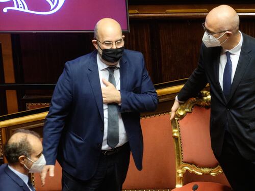 Governo, scontro sul fondo salva Stati: Vito Crimi blinda M5S e Conte