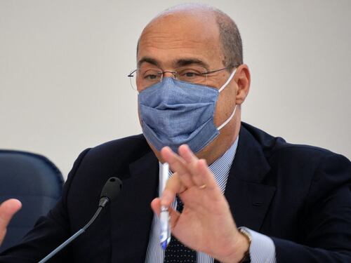 "In emergenza Covid lui sistema gli occupanti". Lega all'assalto di Zingaretti