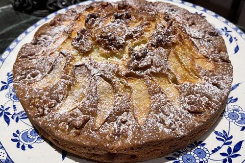 Il buongiorno si vede dal mattino: a colazione torta di mele e noci