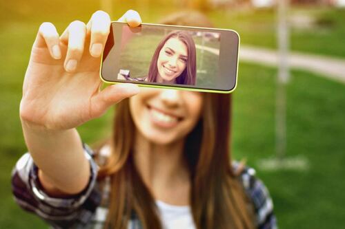 Effetto selfie: i Millennial fanno la fila per il ritocchino