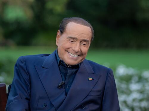 Elezioni 2022, Berlusconi alle donne: votate per me che sono più bello di Enrico Letta