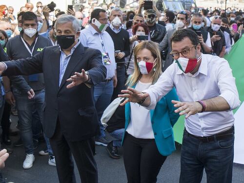 Conte soffoca la libertà in piazza, la furia della Meloni: "Le mascherine sono diventate bavaglio"