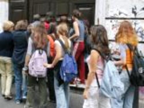 Preservativi a scuola, è scontro