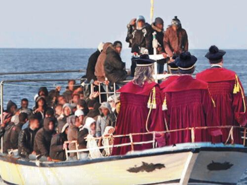 Ci mancavano i giudici europei: "Sui clandestini decidono i tribunali". Così torniamo a rischio invasione