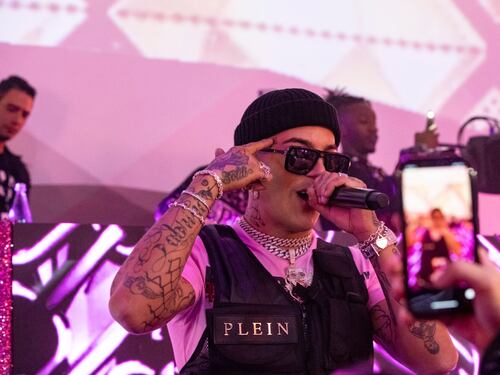 Philipp Plein tinge la notte di rosa con Sfera Ebbasta