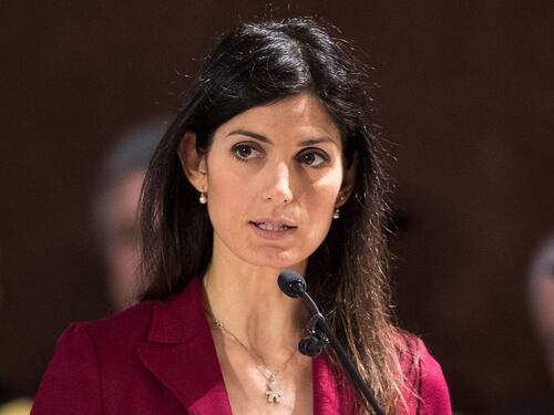 Coronavirus, ira della Raggi sui buoni spesa