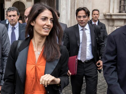Raggi a Palazzo Chigi: "Sul salario c'è soluzione" Ma i sindacati annunciano lo sciopero