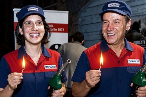 Caro benzina, giornali e sinistra muti al tempo del “governo dei migliori”. Ora si scatenano