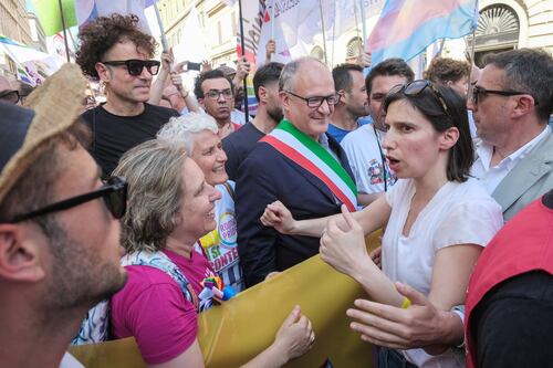 Gay Pride, i politici Pd salgono sul carro e inneggiano alla “resistenza”