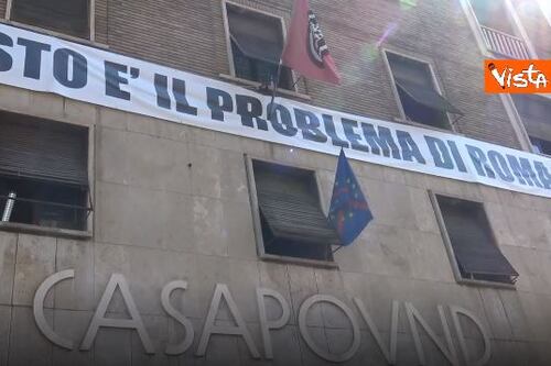 La scritta sul palazzo (occupato) è abusiva, blitz della Raggi da CasaPound