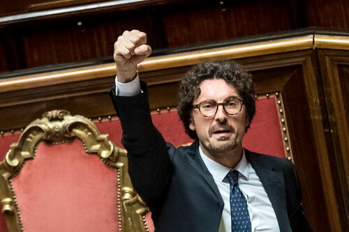 Decreto Genova, via libera del Senato. Toninelli alza il pugno e scoppia il caos