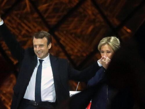 Macron all'Eliseo: "Difenderò la Francia". Le Pen incassa 11 milioni di voti e pensa già al voto di giugno