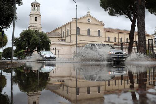 I temporali trasformano Roma in una piscina: crolli e voragini